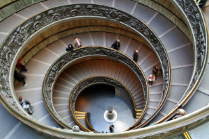Scala principale dei Musei Vaticani- Immagine di Flickr User Renate Flynn