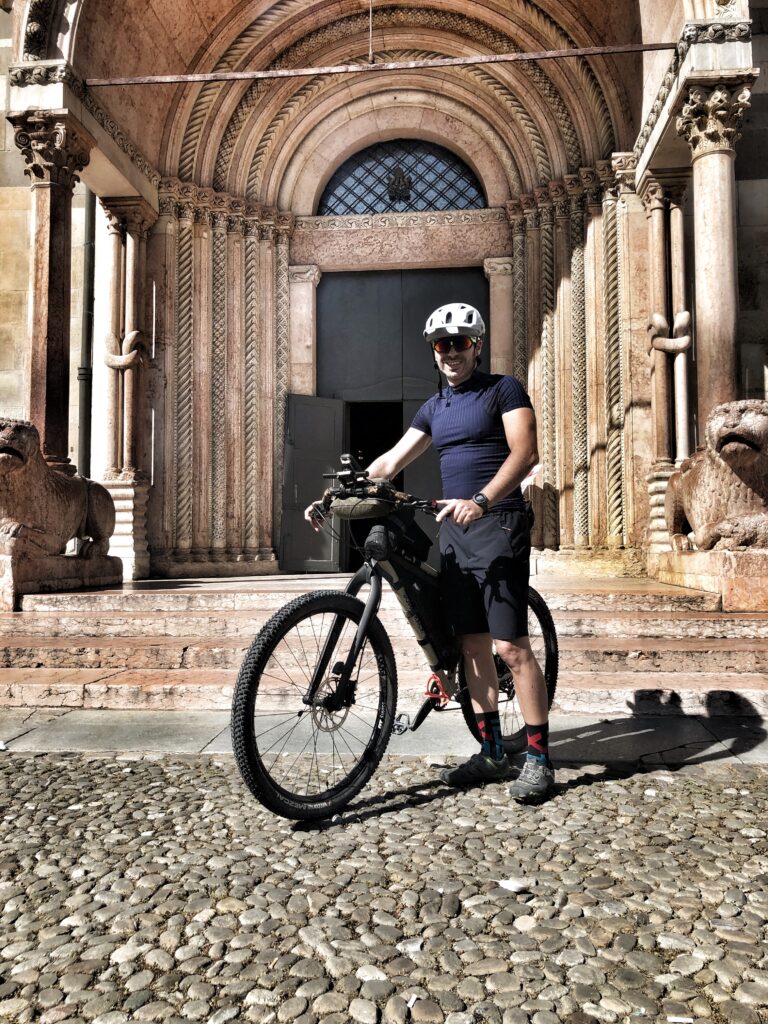 sasha in bicicletta