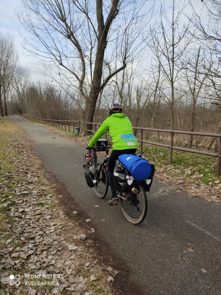 Daniele e Frida sulla ciclabile di Romano Canavese