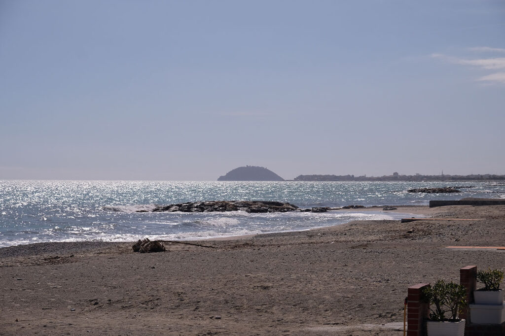 Spiaggia con isola Gallinara nello sfondo