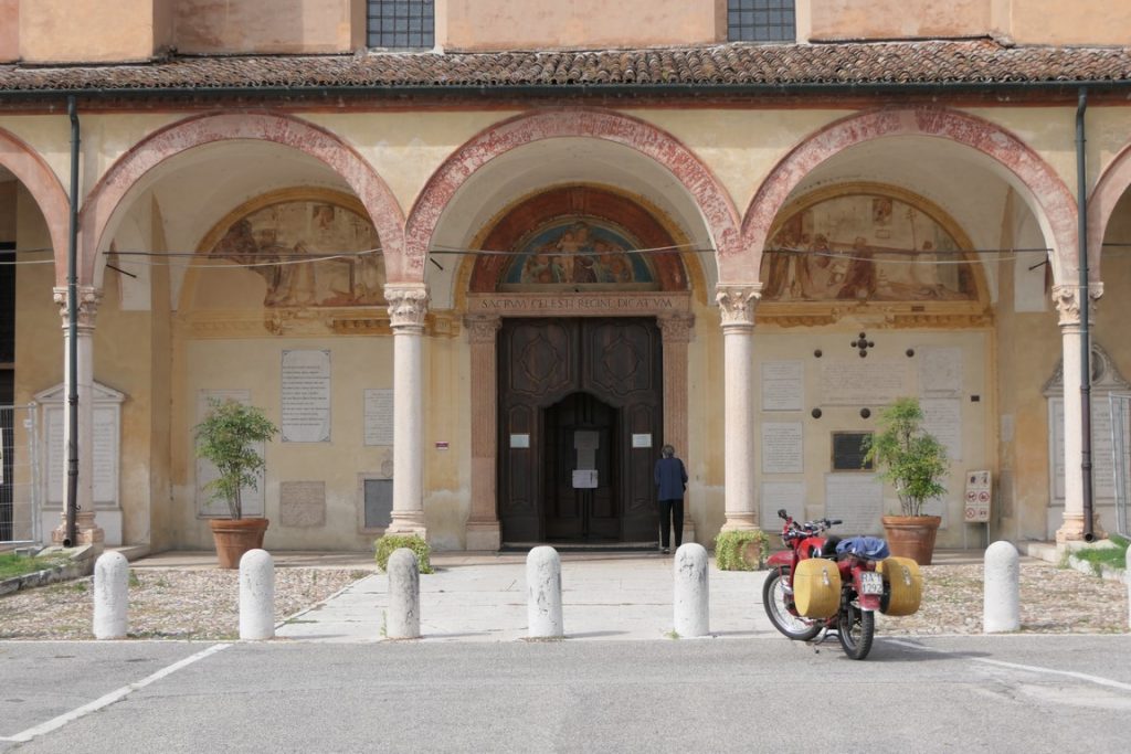 Elettrone parcheggiato davanti al Santuario delle Grazie