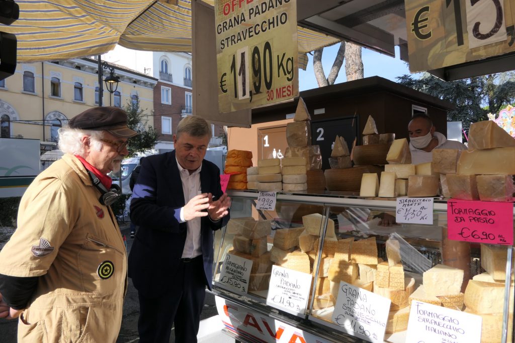 Desenzano_Patrizio al mercato con il direttore del Consorzio di Tutela del Grana Padano dop Stefano Berni