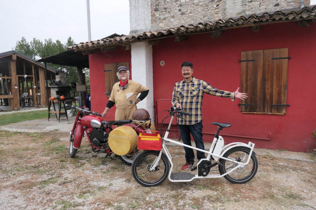 Patrizio e Hiro con i loro mezzi elettrici