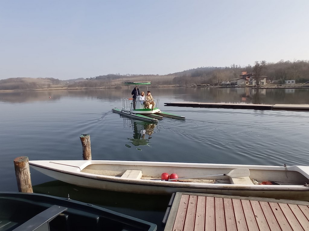 Patrizio Roversi sul Lago di Candia con Lucrezia Lamastra