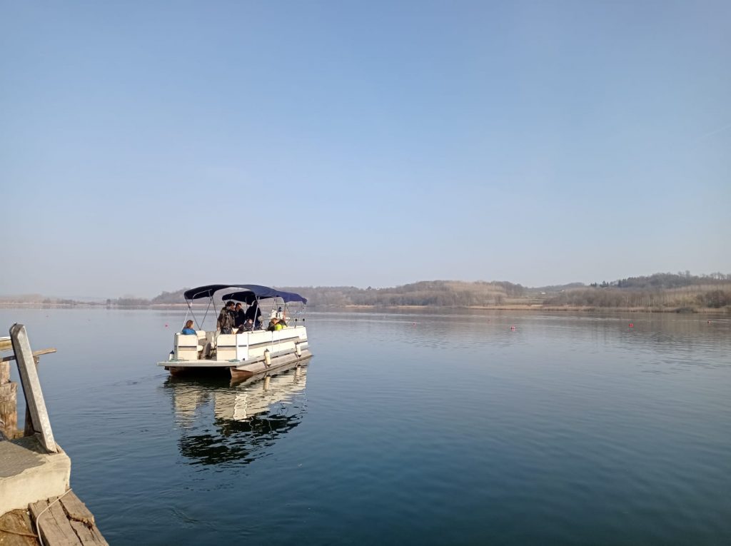 Patrizio Roversi sul Lago di Candia con Lucrezia Lamastra